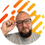 Portrait d’un développeur web souriant sur fond graphique coloré